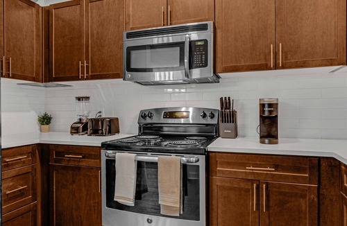 Wonderland Lake Apartment | Modern Apartment with Amenities 102