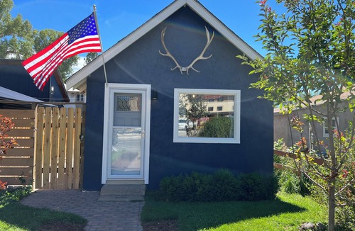 Gunnison House | Modern Bungalow - Pet Friendly - Close to downtown