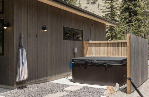 Grant House | Modern Cabin Stay Hike Bike Base GuanellaPass