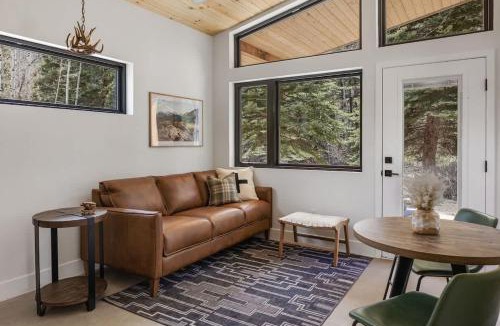 Grant House | Modern Cabin Stay Hike Bike Base GuanellaPass