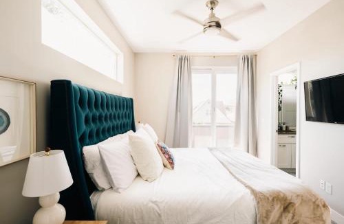 Baker House | Modern Comfort w Mountain Views - Pet-Friendly