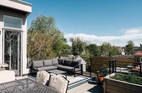 Baker House | Modern Comfort w Mountain Views - Pet-Friendly