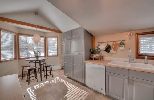 Historic District Cottage | Modern Cottage🏡3 Blocks to Main🚠4 minutes to Gondola♨️Hot Tub🐶Pets🤑$0 Cleaning fee