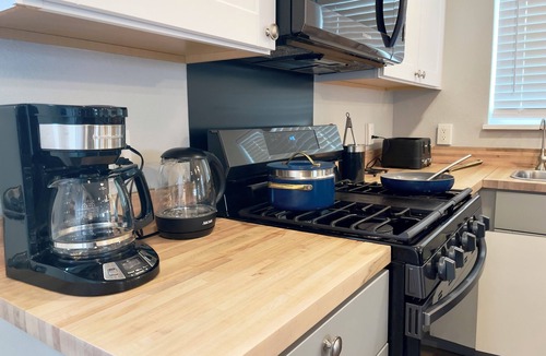 North Aurora House | Modern Cottage near Hospital