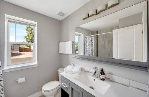 Barnum House | Modern, Cozy & Fun ~ 5min to DT ~ Games ~ Backyard