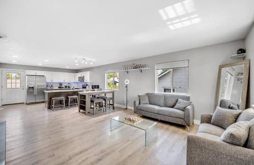 Barnum House | Modern, Cozy & Fun ~ 5min to DT ~ Games ~ Backyard