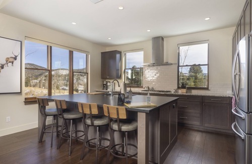 The Highlands House | Modern Elegance, Stunning Mountain Views, Hot Tub, Fire Pit, Walk to River!