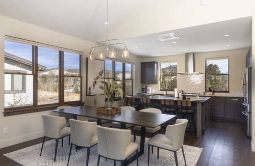 The Highlands House | Modern Elegance, Stunning Mountain Views, Hot Tub, Fire Pit, Walk to River!