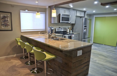 Scenic Heights Apartment | Modern Executive Apartment, Full Kitchen, Hot Tub