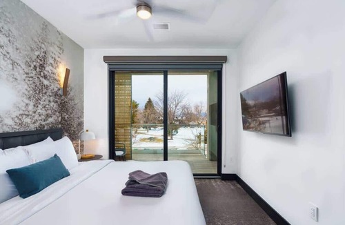 Berkeley Hotel | Modern Flat w/Mtn Views & Private Balcony!
