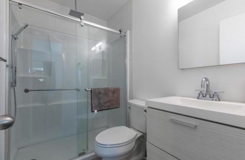 Washington Virginia Vale House | Modern Getaway with Private Balcony
