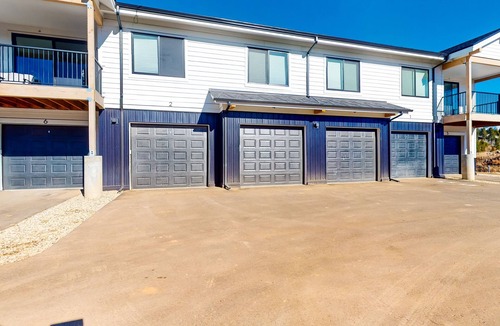 Fraser Condo | Modern ground-floor studio with mountain view, kitchenette & parking
