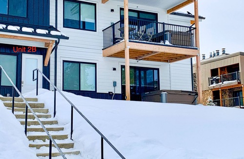 Fraser Condo | Modern ground-floor studio with mountain view, kitchenette & parking