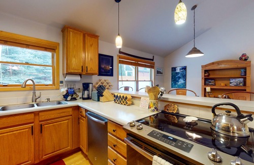 Mountain House Condo | Modern Keystone condo w/a gas fireplace & shared hot tub
