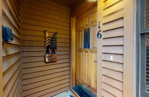 Mountain House Condo | Modern Keystone condo w/a gas fireplace & shared hot tub