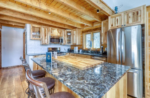 Quandary Village Cabin | Modern, lofted cabin w/fireplace, balcony, grill & amazing mountain views