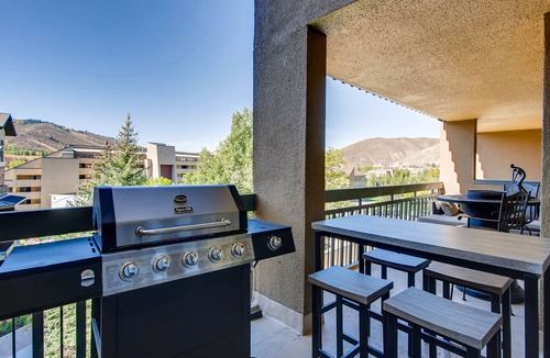Avon Condo | Modern Luxury Condo near Riverfront Gondola A504