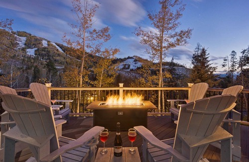Steamboat Springs House | Modern luxury + Hot Tub + Walk to Skiing - Time Flys Lodge
