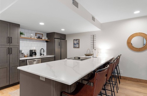 Frisco Condo | Modern Mountain-View Condo - Pool, Hot Tubs & Near 3 Ski Resorts!