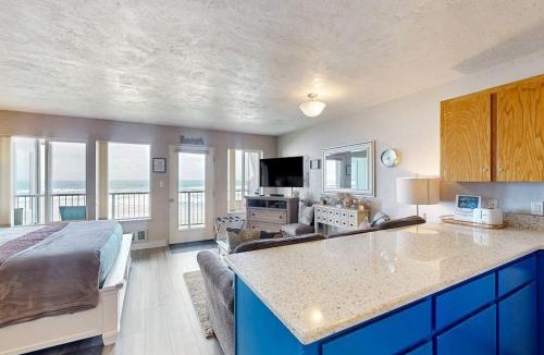 Newport Apartment | Modern oceanfront studio condo on Nye Beach with seasonal pool