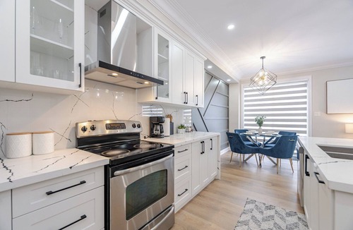 Brampton House | Modern Retreat with Loft & Spa-Like Jacuzzi Tub