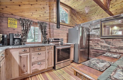 Bailey Cabin | Modern Rustin Cabin with stream running through it!