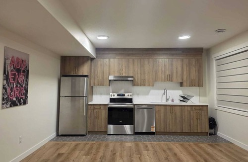 Chestermere House | Modern & Spacious Suite with 1 king bed, 2 Queen, kitchen, Hot tub and Parking!