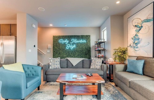 Lincoln Park House | Modern, Spacious Townhouse Mins from Downtown