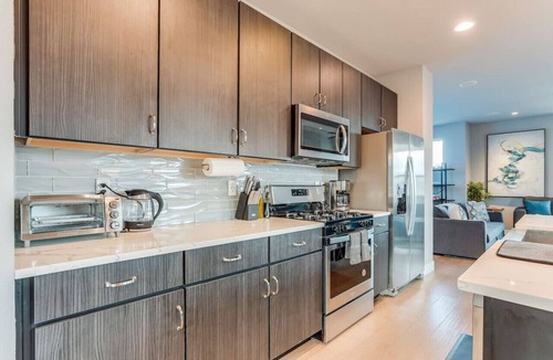 Lincoln Park House | Modern, Spacious Townhouse Mins from Downtown