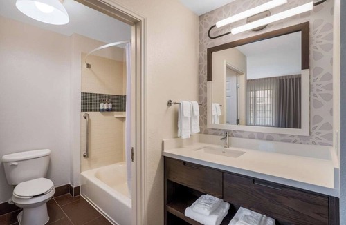 Acres Green Hotel | Modern Studio Perfect for Couple Stay w/Outdoor Pool Access