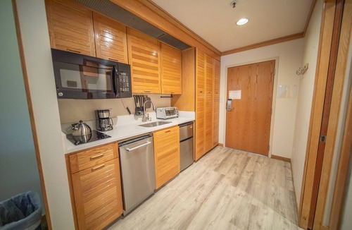 Mountain House Condo | Modern studio with an easy walk to the slopes