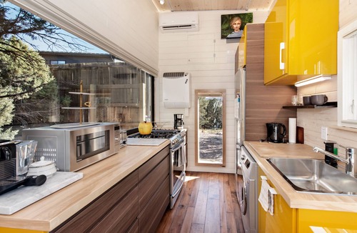 Carbondale House | Modern Tiny Home w/Grill, 25 Min. To Skiing, 3 Min. to Shops and Restaurants!