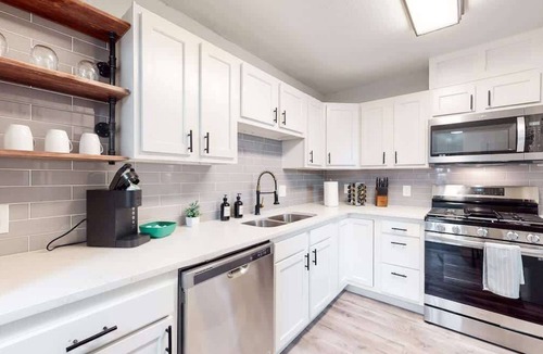 Jewell Heights - Hoffman Heights House | Modern Updated Home with Three King Beds Near VA Children's Hospital & Anschutz