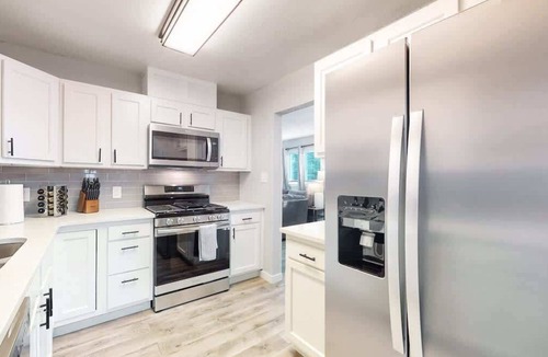 Jewell Heights - Hoffman Heights House | Modern Updated Home with Three King Beds Near VA Children's Hospital & Anschutz