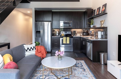 University Park Apartment | Modern Upscale Studio Loft w/free parking & pool