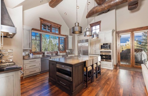 Peak 8 House | Monarch at Shock Hill: Elegant Home w/Hot Tub, Firepit, Oxygen, Near Gondola