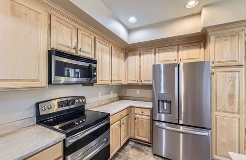 Southridge Condo | Monthly Rental condo w/garage