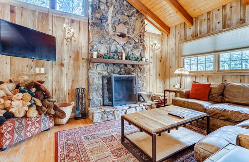 Weisshorn House | Moose Hut Cabin - Dog Friendly & Shared Hot Tub!