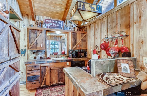Weisshorn House | Moose Hut Cabin - Dog Friendly & Shared Hot Tub!