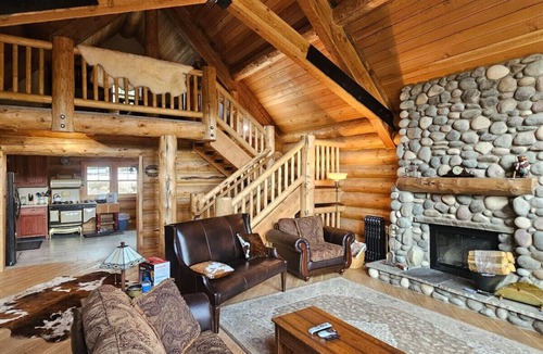 Valley of the Sun Cabin | Moose Mtn Lodge/Luxury Cabin/Hot Tub/Fireplace