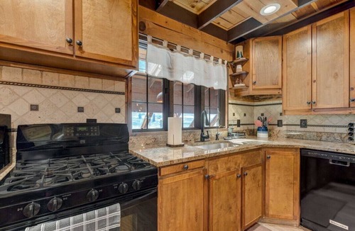 Woodland Park Cabin | Moose Tracks Cabin! Holiday Home w Hot Tub,BBQ