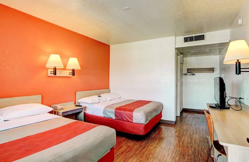 Dupont Hotel | Motel 6 Denver, CO - Airport