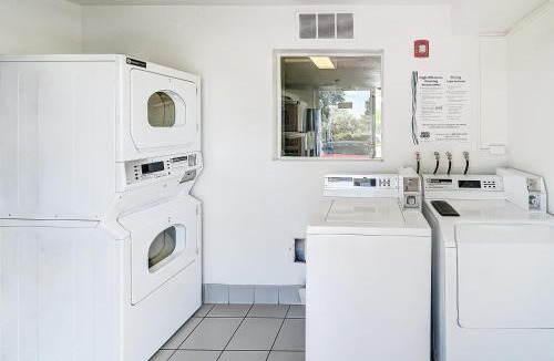 Dupont Hotel | Motel 6 Thornton