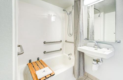 Dupont Hotel | Motel 6 Thornton