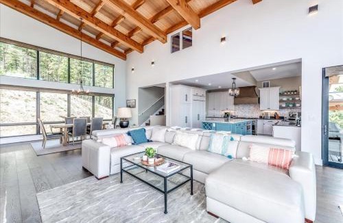 Bailey House | Mountain Cabin W Deck Views & Hot Tub