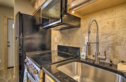 Woodland Park Apartment | Mountain Cabin, Walk to Dining/Memorial Park!