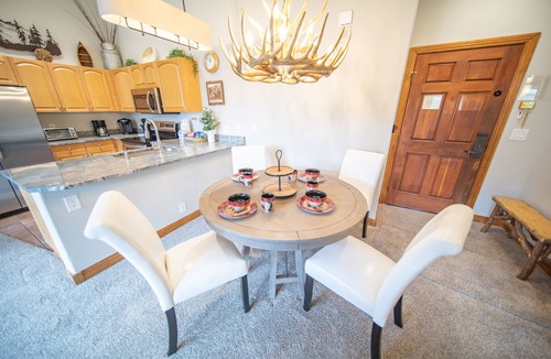 Mountain House Condo | Mountain condo with vaulted ceilings & great views
