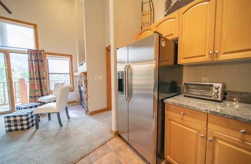 Mountain House Condo | Mountain condo with vaulted ceilings & great views
