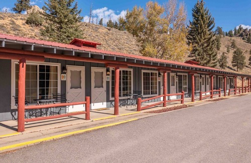 Almont House | Mountain Escape: Fish, Raft & Ride Horses at Your Doorstep in Colorado