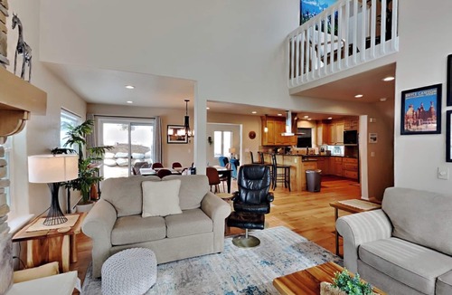 Corinthian Hills House | Mountain Escape: Sunshine, Hot Tub Soaks & Strolls — Dillon Lake Days Await!